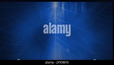 Composition de faisceaux lumineux bleus lumineux et carte mère sur fond sombre arrière-plan Banque D'Images