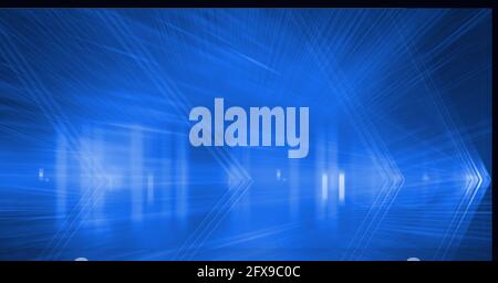 Composition de faisceaux lumineux bleus et de chevrons sur fond sombre arrière-plan de l'espace de bureau vide Banque D'Images