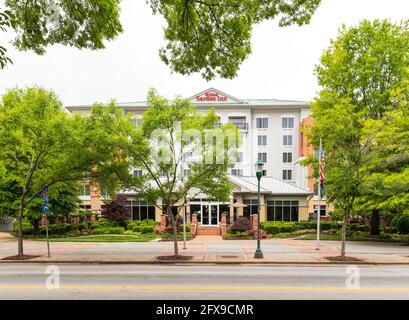 CHATTANOOGA, TN, USA-10 MAI 2021: Façade extérieure du Hilton Garden Inn, avec une végétation de printemps luxuriante. Banque D'Images