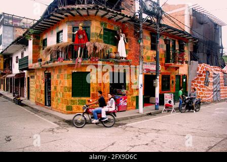 Boutiques et maisons peintes et décorées de couleurs vives, San Agustin, Colombie, Amérique du Sud Banque D'Images
