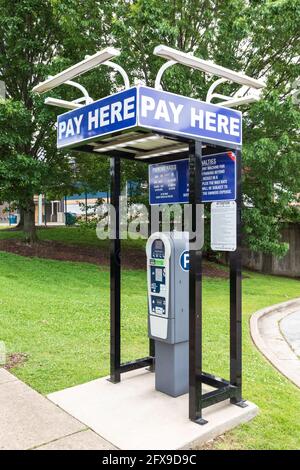 CHATTANOOGA, TN, USA-10 MAI 2021: Une station payante automatisée pour le stationnement au stade Finley. Banque D'Images