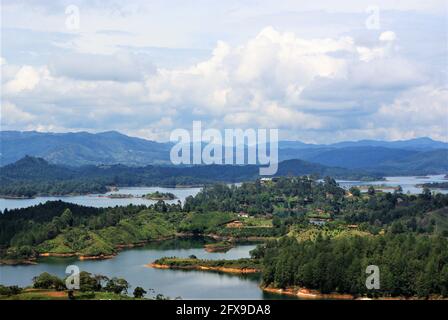 Vue sur le réservoir depuis la formation rocheuse à El Penon de Guatape, Guatape, Colombie Banque D'Images