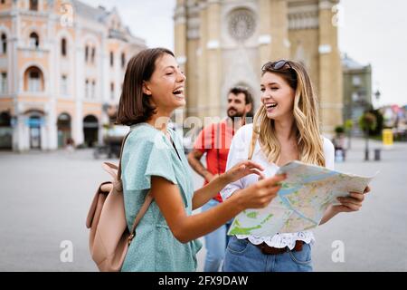 Bon voyage les touristes Tourisme avec carte en main Banque D'Images