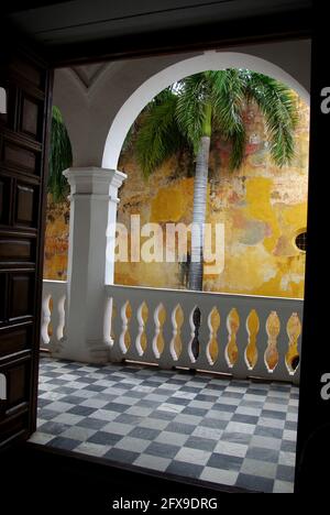 Arcades et balustrade menant à la cour intérieure du Musée au Palais de l'Inquisition, Cartagena, Colombie, Amérique du Sud Banque D'Images