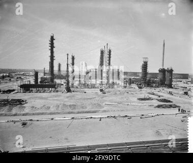 Construction de la raffinerie Esso dans la région de Botlek près de Rotterdam, le 4 juin 1959, pays-Bas, agence de presse du XXe siècle photo, news to Remember, documentaire, photographie historique 1945-1990, histoires visuelles, L'histoire humaine du XXe siècle, immortaliser des moments dans le temps Banque D'Images