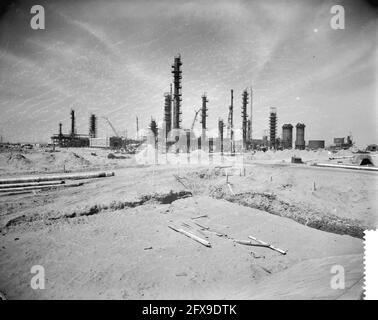 Construction de la raffinerie d'Esso dans la région de Botlek près de Rotterdam, le 4 juin 1959, pays-Bas, agence de presse du XXe siècle photo, nouvelles à retenir, documentaire, photographie historique 1945-1990, histoires visuelles, L'histoire humaine du XXe siècle, immortaliser des moments dans le temps Banque D'Images