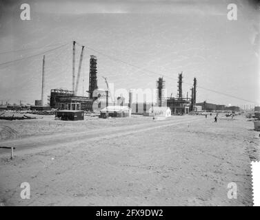 Construction de la raffinerie d'Esso dans la région de Botlek près de Rotterdam, 4 juin 1959, pays-Bas, agence de presse du XXe siècle photo, news to Remember, documentaire, photographie historique 1945-1990, histoires visuelles, L'histoire humaine du XXe siècle, immortaliser des moments dans le temps Banque D'Images