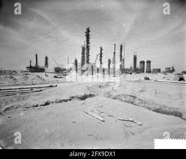 Construction de la raffinerie d'Esso dans la région de Botlek près de Rotterdam, 4 juin 1959, pays-Bas, agence de presse du XXe siècle photo, news to Remember, documentaire, photographie historique 1945-1990, histoires visuelles, L'histoire humaine du XXe siècle, immortaliser des moments dans le temps Banque D'Images