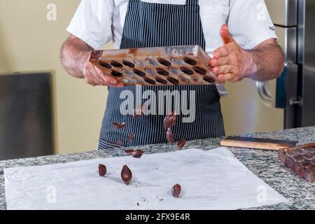 étapes de la préparation du chocolat noir dans la pâtisserie Banque D'Images