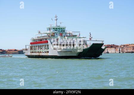 VENISE - 25 juillet 2020 : image avec ferry et grand canal à Venise, Italie. Banque D'Images