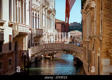 VENISE - 25 juillet 2020 : image avec le pont des Soupirs dans la rue de Venise, Italie. Banque D'Images