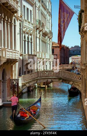 VENISE - 25 juillet 2020 : image avec pont des Soupirs et gondole dans la rue de Venise, Italie. Banque D'Images