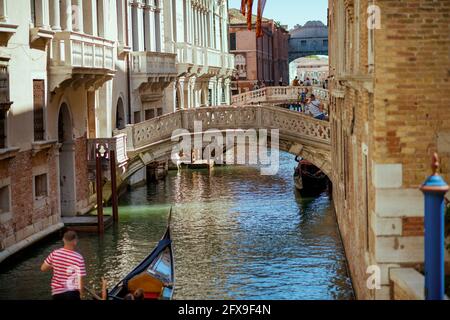 VENISE - 25 juillet 2020 : image avec pont des Soupirs et gondole dans la rue de Venise, Italie. Banque D'Images