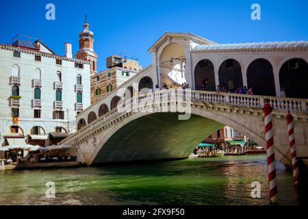 VENISE - 25 juillet 2020 : image du pont du Rialto et du grand canal à Venise, Italie. Banque D'Images