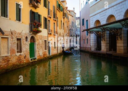 VENISE - 25 juillet 2020 : image avec gondole dans la rue de Venise, Italie. Banque D'Images