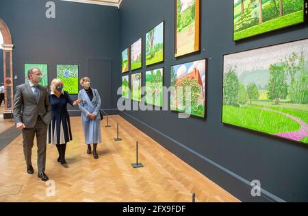 La duchesse de Cornwall (au centre) voit des œuvres de l'artiste David Hockney aux côtés de la présidente de la RAA, Rebecca Salter et Axel Ruger, secrétaire et chef de la direction de la Royal Academy of Arts, lors d'une visite à la Royal Academy of Arts de Londres pour célébrer la réouverture de la galerie suite à la détente des restrictions du coronavirus. Date de la photo: Mercredi 26 mai 2021. Banque D'Images