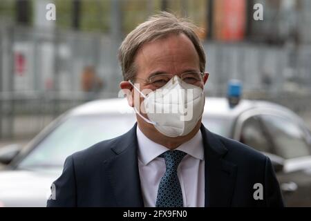Düsseldorf, Allemagne. 26 mai 2021. Armin Laschet (CDU), Ministre Président de la Rhénanie-du-Nord-Westphalie, arrive devant le Centre de vaccination de Düsseldorf. Laschet a visité le centre de vaccination un jour avant le sommet de vaccination avec le chancelier allemand et s'est informé sur la carte de vaccination numérique. Credit: Federico Gambarini/dpa-Pool/dpa/Alay Live News Banque D'Images
