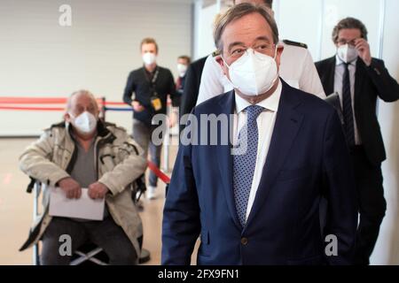 Düsseldorf, Allemagne. 26 mai 2021. Armin Laschet (CDU), Ministre Président de la Rhénanie-du-Nord-Westphalie, traverse le Centre de vaccination de Düsseldorf. Laschet a visité le centre de vaccination un jour avant le sommet de vaccination avec le chancelier allemand et s'est informé sur la carte de vaccination numérique. Credit: Federico Gambarini/dpa-Pool/dpa/Alay Live News Banque D'Images