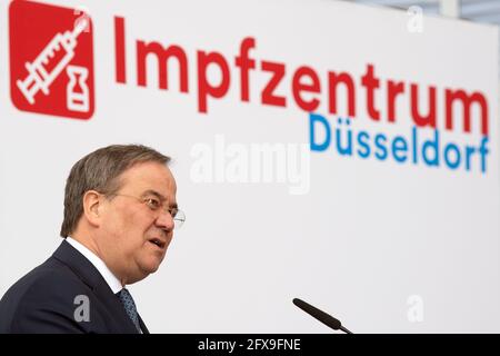 Düsseldorf, Allemagne. 26 mai 2021. Armin Laschet (CDU), Ministre Président de la Rhénanie-du-Nord-Westphalie, donne une conférence de presse après sa visite au Centre de vaccination de Düsseldorf. Laschet a visité le centre de vaccination un jour avant le sommet de vaccination avec le chancelier allemand et s'est informé sur la carte de vaccination numérique. Credit: Federico Gambarini/dpa/Alay Live News Banque D'Images
