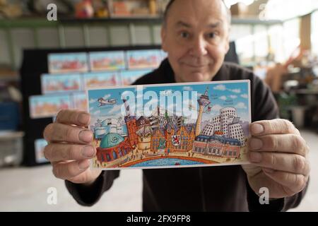 Düsseldorf, Allemagne. 26 mai 2021. L'artiste Jacques Tilly tient entre ses mains une carte postale de Düsseldorf. Tilly présente des cartes postales avec des portraits de villes allemandes. Les 27 motifs au total seront distribués dans les gares à partir de juin. Credit: Federico Gambarini/dpa/Alay Live News Banque D'Images