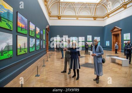 La duchesse de Cornwall (au centre) voit des œuvres de l'artiste David Hockney aux côtés de la présidente de la RAA, Rebecca Salter et Axel Ruger, secrétaire et chef de la direction de la Royal Academy of Arts, lors d'une visite à la Royal Academy of Arts de Londres pour célébrer la réouverture de la galerie suite à la détente des restrictions du coronavirus. Date de la photo: Mercredi 26 mai 2021. Banque D'Images