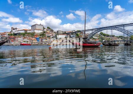 Blick über die traditionellen Rabelo Boote am Douro Ufer in Vila Nova de Gaia auf die Altstadt von Porto und die Brücke Ponte Dom Luís I, Vila Nova d Banque D'Images