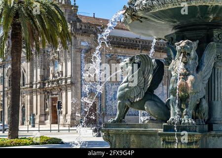 Brunnen fonte dos Leoes in der Altstadt von Porto, Portugal, Europa | Fontaine fonte dos Leoes dans la vieille ville historique de Porto, Portugal, Europe Banque D'Images