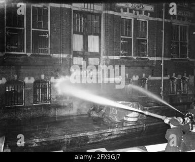 Incendie à Vettewinkel Amsterdam, 20 mars 1948, Fires, pays-Bas, agence de presse du XXe siècle photo, news to remember, documentaire, photographie historique 1945-1990, histoires visuelles, L'histoire humaine du XXe siècle, immortaliser des moments dans le temps Banque D'Images