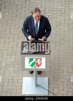 Düsseldorf, Allemagne. 26 mai 2021. Armin Laschet (CDU), Ministre Président de la Rhénanie-du-Nord-Westphalie, donne une conférence de presse après sa visite au Centre de vaccination de Düsseldorf. Laschet a visité le centre de vaccination un jour avant le sommet de vaccination avec le chancelier allemand et s'est informé sur la carte de vaccination numérique. Credit: Federico Gambarini/dpa/Alay Live News Banque D'Images