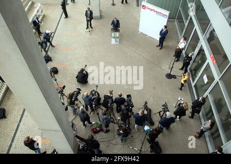Düsseldorf, Allemagne. 26 mai 2021. Armin Laschet (CDU), Ministre Président de la Rhénanie-du-Nord-Westphalie, donne une conférence de presse après sa visite au Centre de vaccination de Düsseldorf. Laschet a visité le centre de vaccination un jour avant le sommet de vaccination avec le chancelier allemand et s'est informé sur la carte de vaccination numérique. Credit: Federico Gambarini/dpa/Alay Live News Banque D'Images