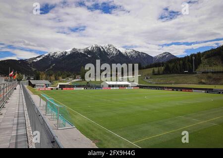 Seefeld, Autriche. 26 mai 2021. Vue sur l'un des deux terrains de football avec tribune médiatique (l) et tente de fitness (M), que l'équipe nationale allemande de football utilisera pendant son camp d'entraînement dans le Tyrol avant la finale du Championnat d'Europe. Credit: Christian Charisius/dpa/Alay Live News Banque D'Images