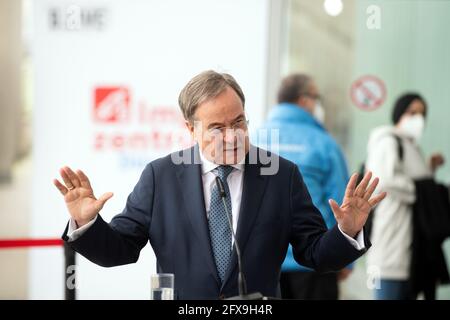 Düsseldorf, Allemagne. 26 mai 2021. Armin Laschet (CDU), Ministre Président de la Rhénanie-du-Nord-Westphalie, donne une conférence de presse après sa visite au Centre de vaccination de Düsseldorf. Laschet a visité le centre de vaccination un jour avant le sommet de vaccination avec le chancelier allemand et s'est informé sur la carte de vaccination numérique. Credit: Federico Gambarini/dpa/Alay Live News Banque D'Images