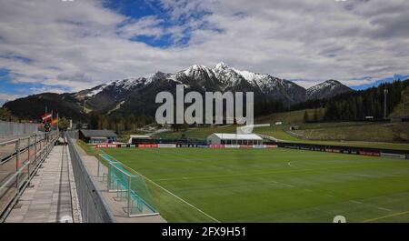 Seefeld, Autriche. 26 mai 2021. Vue sur l'un des deux terrains de football avec tribune médiatique (l) et tente de fitness (M), que l'équipe nationale allemande de football utilisera pendant son camp d'entraînement dans le Tyrol avant la finale du Championnat d'Europe. Credit: Christian Charisius/dpa/Alay Live News Banque D'Images