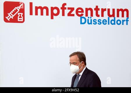 Düsseldorf, Allemagne. 26 mai 2021. Armin Laschet (CDU), Ministre Président de la Rhénanie-du-Nord-Westphalie, donne une conférence de presse après sa visite au Centre de vaccination de Düsseldorf. Laschet a visité le centre de vaccination un jour avant le sommet de vaccination avec le chancelier allemand et s'est informé sur la carte de vaccination numérique. Credit: Federico Gambarini/dpa/Alay Live News Banque D'Images