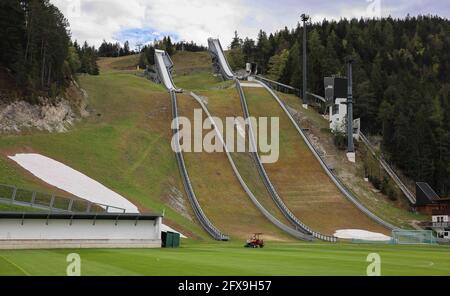 Seefeld, Autriche. 26 mai 2021. Un jardinier tond l'herbe d'un terrain d'entraînement dans la zone de run-out sous les sauts de ski, que l'équipe nationale allemande de football utilisera pendant leur camp d'entraînement dans le Tyrol avant les finales du Championnat d'Europe. Credit: Christian Charisius/dpa/Alay Live News Banque D'Images