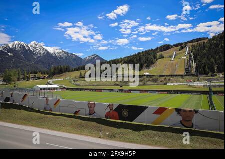 Seefeld, Autriche. 26 mai 2021. Des murs d'écran avec des photos des joueurs de l'équipe nationale allemande de football se tiennent sous les sauts de ski dans l'un des deux terrains de football que l'équipe nationale utilisera pendant leur camp d'entraînement dans le Tyrol avant la finale du Championnat d'Europe. Credit: Christian Charisius/dpa - ATTENTION: Utiliser seulement en format complet/dpa/Alamy Live News Banque D'Images