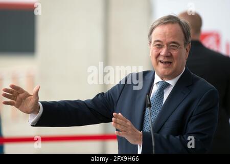 Düsseldorf, Allemagne. 26 mai 2021. Armin Laschet (CDU), Ministre Président de la Rhénanie-du-Nord-Westphalie, donne une conférence de presse après sa visite au Centre de vaccination de Düsseldorf. Laschet a visité le centre de vaccination un jour avant le sommet de vaccination avec le chancelier allemand et s'est informé sur la carte de vaccination numérique. Credit: Federico Gambarini/dpa/Alay Live News Banque D'Images