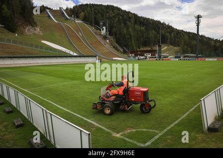 Seefeld, Autriche. 26 mai 2021. Un jardinier tond l'herbe d'un terrain d'entraînement dans la zone de run-out sous les sauts de ski, que l'équipe nationale allemande de football utilisera pendant leur camp d'entraînement dans le Tyrol avant les finales du Championnat d'Europe. Credit: Christian Charisius/dpa/Alay Live News Banque D'Images