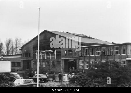 Incendie dans le hall de fabrication de British Leyland Nederland CV (anciennement autoindustrie Verheul NV) à Gouda, près de Waddinxveen, 9 décembre 1970, incendies, Incendie, usines, pays-Bas, Agence de presse du XXe siècle photo, nouvelles à retenir, documentaire, photographie historique 1945-1990, histoires visuelles, L'histoire humaine du XXe siècle, immortaliser des moments dans le temps Banque D'Images