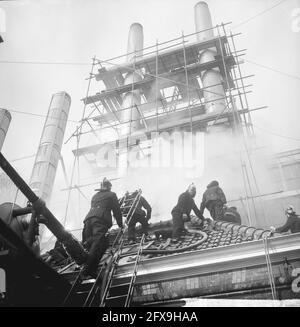 Incendie dans la chaufferie des Binnengasthuis à Amsterdam, 28 mars 1963, Fires, pays-Bas, agence de presse du XXe siècle photo, news to Remember, documentaire, photographie historique 1945-1990, histoires visuelles, L'histoire humaine du XXe siècle, immortaliser des moments dans le temps Banque D'Images