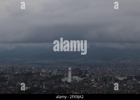 Katmandou, ne, Népal. 26 mai 2021. La vue générale de la ville de Katmandou est vue de Swayambhunath stupa après une pluie à Katmandou, Népal, 26 mai 2021. Crédit: Aryan Dhimal/ZUMA Wire/Alay Live News Banque D'Images