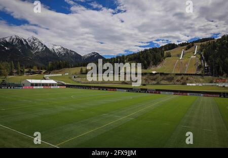 Seefeld, Autriche. 26 mai 2021. Vue sur l'un des deux terrains de football en dessous des sauts de ski avec tente de remise en forme (l), qui sera utilisé par l'équipe nationale allemande de football lors de leur camp d'entraînement au Tyrol avant la finale du Championnat d'Europe. Credit: Christian Charisius/dpa/Alay Live News Banque D'Images