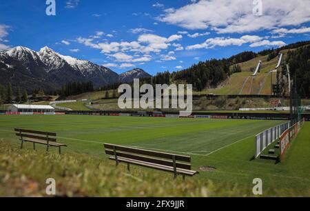 Seefeld, Autriche. 26 mai 2021. Vue sur l'un des deux terrains de football en dessous des sauts de ski avec tente de remise en forme (l), qui sera utilisé par l'équipe nationale allemande de football lors de leur camp d'entraînement au Tyrol avant la finale du Championnat d'Europe. Credit: Christian Charisius/dpa/Alay Live News Banque D'Images