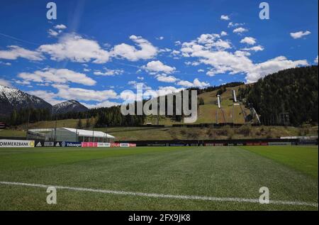 Seefeld, Autriche. 26 mai 2021. Vue sur l'un des deux terrains de football en dessous des sauts de ski avec tente de remise en forme (l), qui sera utilisé par l'équipe nationale allemande de football lors de leur camp d'entraînement au Tyrol avant la finale du Championnat d'Europe. Credit: Christian Charisius/dpa/Alay Live News Banque D'Images