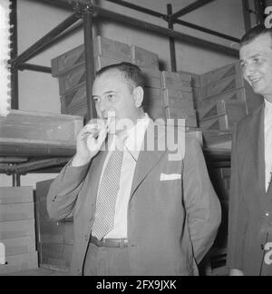 Le ministre brésilien de l'Agriculture aux pays-Bas, M. Mario Meneghetti, visite l'usine laitière de producent à Gouda, le 13 août 1958, ministres, pays-Bas, agence de presse du xxe siècle photo, nouvelles à retenir, documentaire, photographie historique 1945-1990, histoires visuelles, L'histoire humaine du XXe siècle, immortaliser des moments dans le temps Banque D'Images