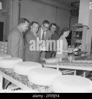 Le ministre brésilien de l'Agriculture aux pays-Bas, M. Mario Meneghetti, visite l'usine laitière de producent à Gouda, le 13 août 1958, ministres, pays-Bas, agence de presse du xxe siècle photo, nouvelles à retenir, documentaire, photographie historique 1945-1990, histoires visuelles, L'histoire humaine du XXe siècle, immortaliser des moments dans le temps Banque D'Images
