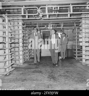 Le ministre brésilien de l'Agriculture aux pays-Bas, M. Mario Meneghetti, visite l'usine laitière de producent à Gouda, le 13 août 1958, ministres, pays-Bas, agence de presse du xxe siècle photo, nouvelles à retenir, documentaire, photographie historique 1945-1990, histoires visuelles, L'histoire humaine du XXe siècle, immortaliser des moments dans le temps Banque D'Images