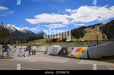 Seefeld, Autriche. 26 mai 2021. Les randonneurs passent les écrans avec des photos des joueurs de l'équipe nationale allemande de football, en dessous des sauts de ski dans l'un des deux terrains de football que l'équipe nationale utilisera pendant leur camp d'entraînement dans le Tyrol avant la finale du Championnat d'Europe. Credit: Christian Charisius/dpa - ATTENTION: Utiliser seulement en format complet/dpa/Alamy Live News Banque D'Images