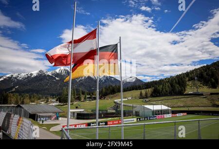 Seefeld, Autriche. 26 mai 2021. Les drapeaux de l'Autriche et de l'Allemagne se trouvent à côté de l'un des deux terrains de football que l'équipe nationale allemande utilisera lors de son camp d'entraînement au Tyrol avant la finale du championnat d'Europe. Credit: Christian Charisius/dpa/Alay Live News Banque D'Images