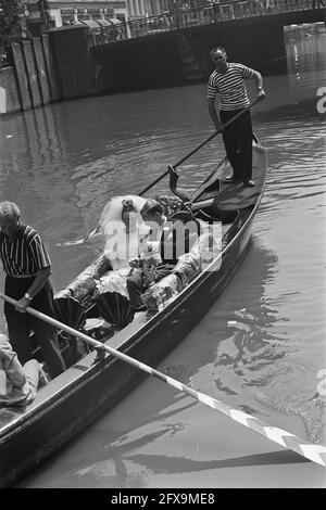 Couple de mariés Klene Van Stelten fait un voyage en gondole à travers les canaux d'Amsterdam, le 1er juillet 1968, GRÂCES, couples de mariés, Voyages, pays-Bas, Agence de presse du XXe siècle photo, nouvelles à retenir, documentaire, photographie historique 1945-1990, histoires visuelles, L'histoire humaine du XXe siècle, immortaliser des moments dans le temps Banque D'Images